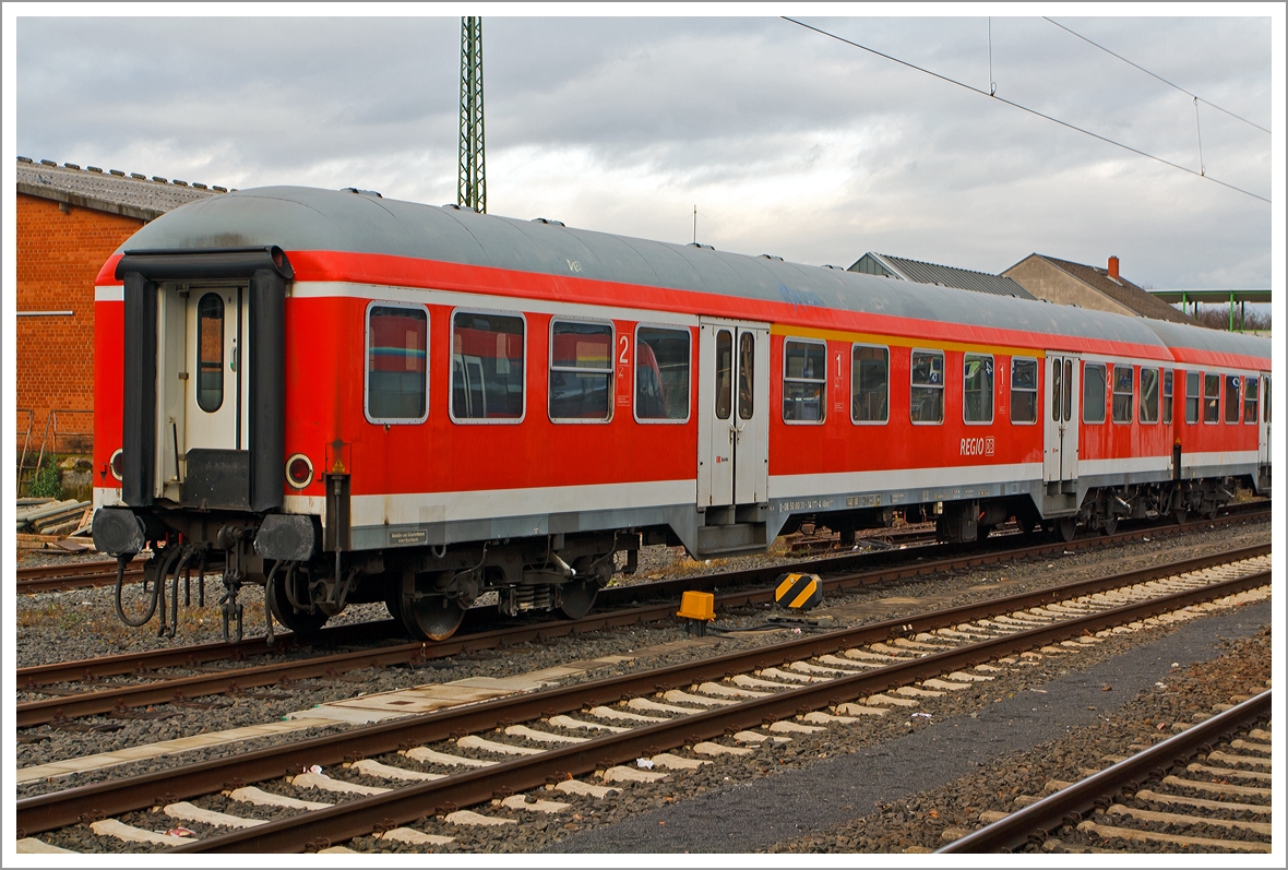 Nahverkehrswagen ABnrz 418.3 (n-Wagen, ex Silberling) Betriebsnummer D-DB 50 80 31 - 34 171-4, abgestellt am 23.12.2013 im Bahnhof Gießen.

Technische Daten:
Ursprungsart: ABnrz 704
letzter Umbau: 2003
Länge über Puffer: 26.400 mm
Wagenkastenlänge: 26.100 mm
Wagenkastenbreite: 2.825 mm
Höhe über Schienenoberkante: 4 050 mm
Drehzapfenabstand: 19.000 mm
Achsstand: 21.500 mm
Achsstand im Drehgestell: 2 500 mm
Drehgestellbauart: Minden-Deutz 43
Durchschnittliches Eigengewicht: 33 t
Höchstgeschwindigkeit: 140 km/h
Anzahl Plätze (gesamt): 78 in 4 Abteilen
Anzahl geschlossenes WC: 1