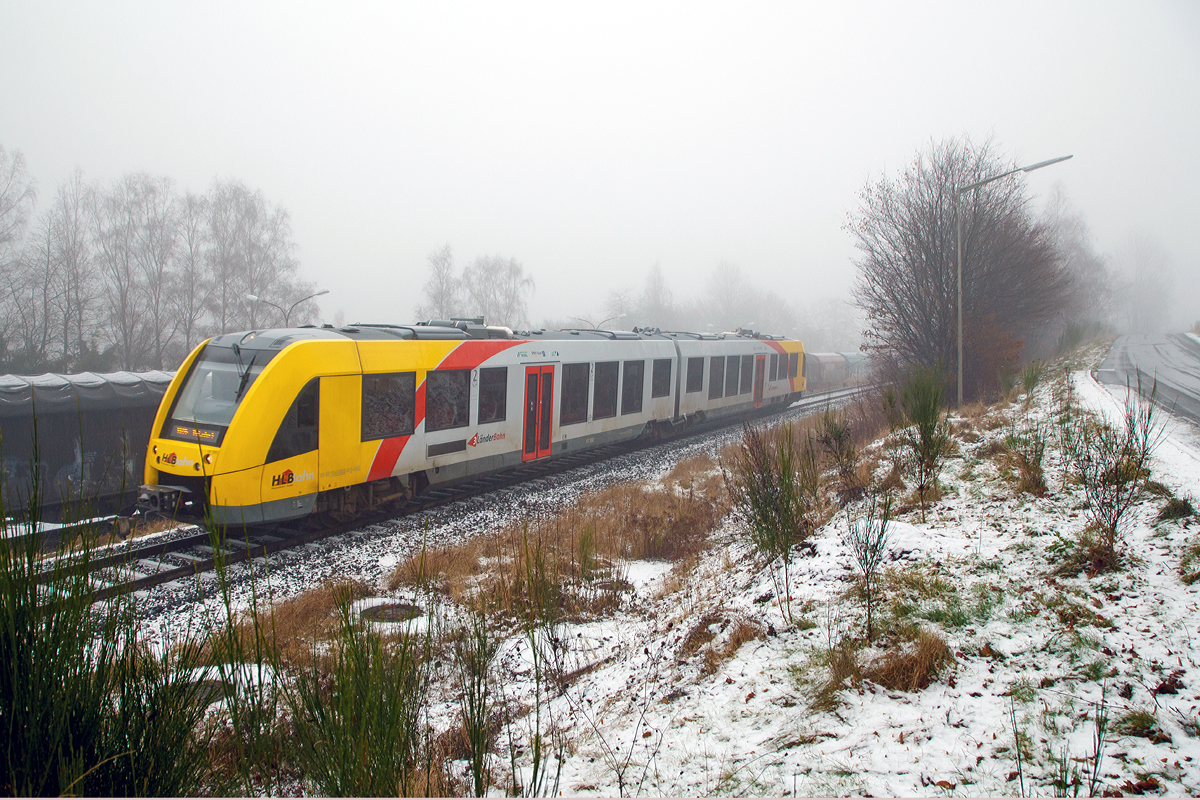 
Nebel im Hellertal....
Der VT 502 (95 80 1648 102-9 D-HEB / 95 80 1648 602-8 D-HEB) ein Alstom Coradia LINT 41 der neuen Generation / neue Kopfform der HLB (Hessische Landesbahn GmbH) fährt am 08.01.2017, als RB 96  Hellertalbahn  (Dillenburg - Haiger - Neunkirchen - Herdorf - Betzdorf), Umlauf 61768,  und erreicht bald den Bahnhof Herdorf.