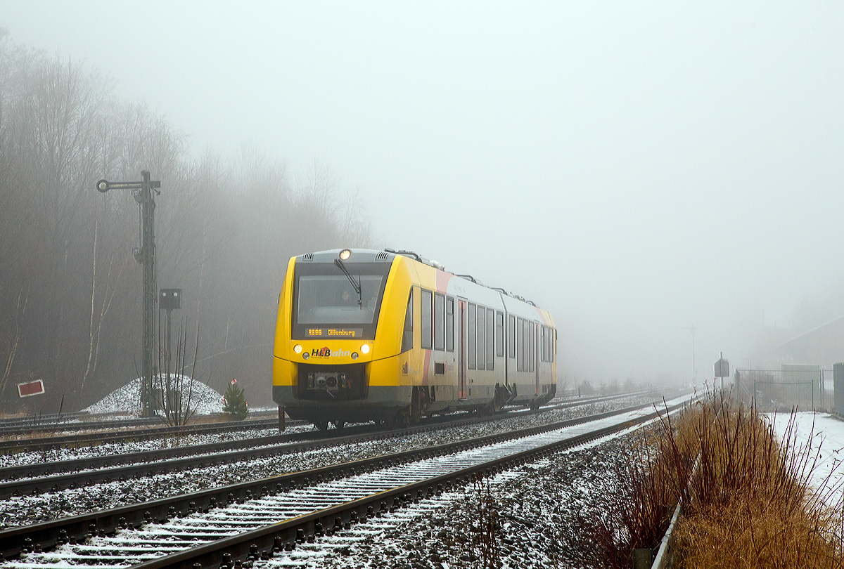 
Nebel im Hellertal....
Der VT 504 ein Alstom Coradia LINT 41 der neuen Generation (95 80 1648 104-5 D-HEB / 95 80 1648 604-4 D-HEB) der HLB (Hessische Landesbahn GmbH) fährt am 08.01.2017, als RB 96  Hellertalbahn  (Betzdorf - Herdorf - Neunkirchen - Haiger - Dillenburg), Umlauf RB 61769, von Herdorf weiter in Richtung Dillenburg.
