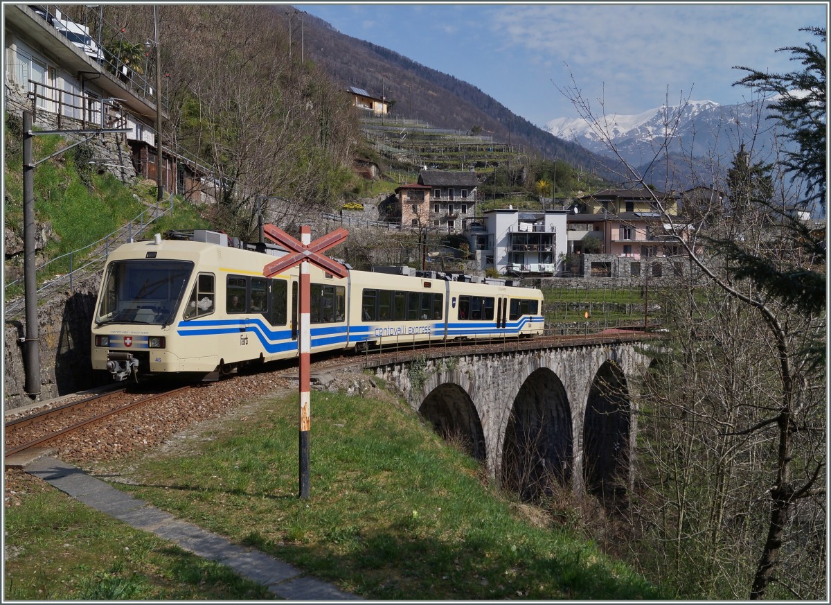Neben der bekannten Brücke über die Isonno gibt es in Intragna noch eine weiter Brücke, unter welcher der R. di Mulitt einer der Hundert Täler geformt hat. Der Centovalli-Express 43 von Domodossla nach Locarno wird in Kürze die Station Intragna erreichen. 
20. März 2014 