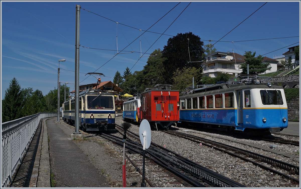 Neben dem ausfahrenden Bhe 4/8 301 (und 305) zeigt sich noch allerlei in Glion: Zwwi Bhe 2/4 sowie die Xrot 4. 
2. Aug. 2017