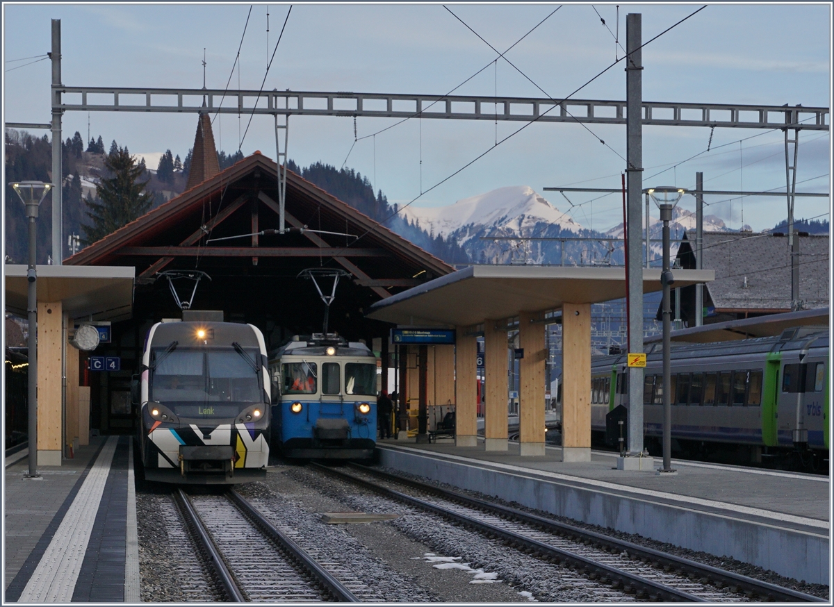 Neben dem  Monarch  nach Lenk wartet der ABDe 8/8 4002 auf die Abfahrt nach Gstaad (- Montreux).
Zweisimmen, den 10. Jan. 2018