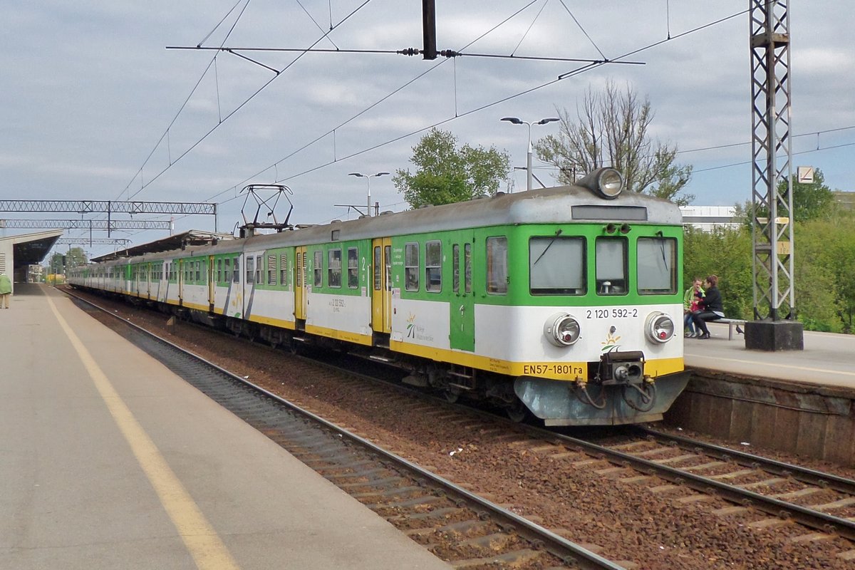 Neben zwei Modernisierungvarianten fahrt bei der SKM auch die n�r farblich renovierter Version der EN57 wie EN57-1801 in Warszawa Wschodnia am 2 Mai 2016.