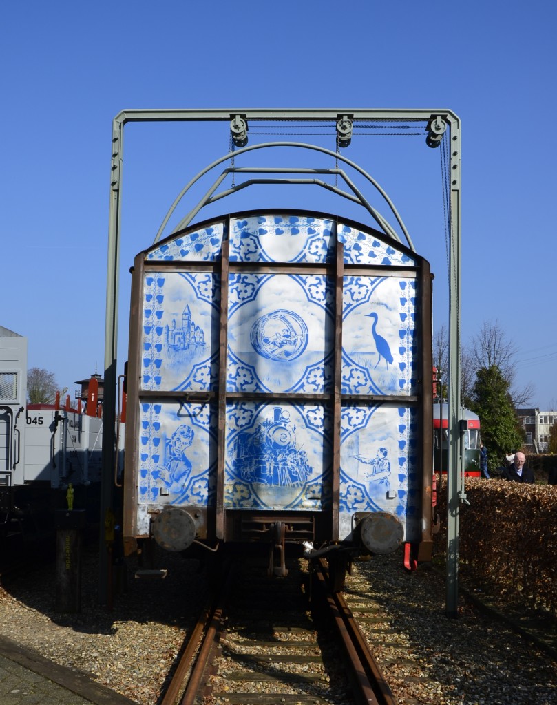 Nederlands Spoorwegmuseum Utrecht: Historisches Lademass auf dem Freigelände mit einem über einem Güterwagen, der mit einem Delfter Muster lackiert ist. (13.03.2016)