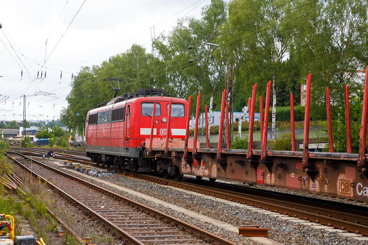 
Nein kein Nachschu�....Der am 19.08.2017 in Kreuztal ankommende schwere Coilg�terzug wurde von der 151 053-6 (91 80 6151 053-6 D-DB) der DB Cargo Deutschland AG zwischen Lennestadt-Altenhundem und Kreuztal nachgeschoben. Die Steigung betr�gt zwar max. nur 12 ‰, ist aber sehr lang und kurvenreich. Daher sind h�ufige Geschwindigkeitswechsel notwendig.