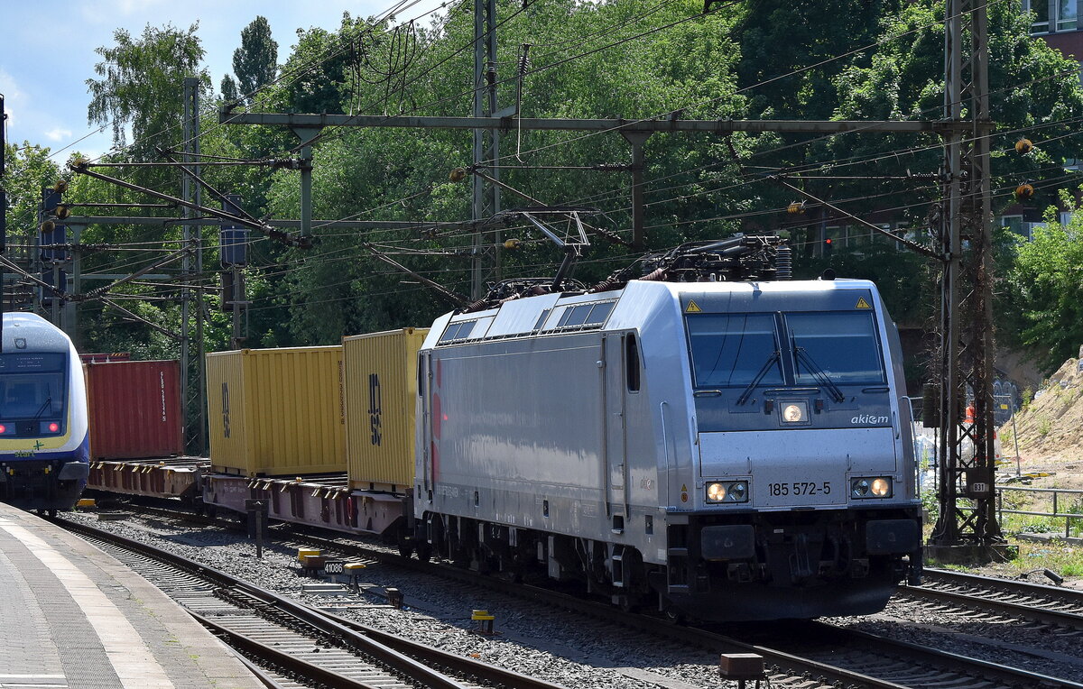 NeS - Netzwerkbahn Sachsen GmbH, Dresden [D] mit der geleasten Akiem Lok  185 572-5 [NVR-Nummer: 91 80 6185 572-5 D-AKIEM] und einem Containerzug Richtung Hamburger Hafen am 20.05.25 Höhe Bahnhof Hamburg-Harburg.