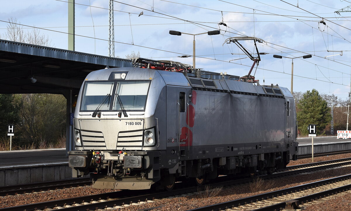 NeS - Netzwerkbahn Sachsen GmbH, Dresden [D] mit der geleasten Akiem Vectron  7193 005  [NVR-Nummer: 91 80 7193 005-4 D-AKIEM] am 11.03.26 Höhe Bahnhof Schönefeld bei Berlin.
