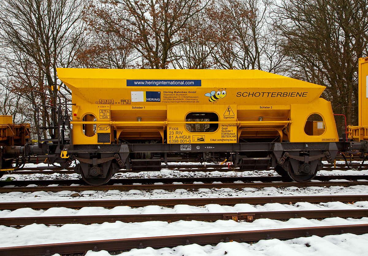 Neu im Programm bei HERING Bahnbau: Das Allroundtalent die „Schotterbiene“ der HERING Bau....
Der Schüttgutwagen mit dosierbarer Schwerkraftentladung, 23 81 6398 001-0 A-HGUI, der Gattung Fccs, der HERING Bahnbau GmbH (Burbach), ist am 11.12.2021 auf dem Betriebshof der Westerwaldbahn (WEBA) auf der Bindweide bei Steinebach/Sieg abgestellt.

Der Wagen wurde 1981 von der SGP - Simmering-Graz-Pauker AG im Werk Graz unter der Fabriknummer 76129 gebaut. Zusätzlich war noch „ÖBB.573.3.945“ über dem Fabrikschild eingeschlagen, so war der Ursprung des Wagens wohl die ÖBB. Hier in der Werkstatt der Westerwaldbahn wurde der Wagen im Dezember 2020 abgeändert und zur Schotterbiene“ umgebaut. An der Bedienbühne gegenüberliegende Stirnseite wurde oben großzügig ein Stück entfernt. So ist es nun möglich den Wagen mittels einem Förderband einer Materialförder- und Siloeinheiten MFS oder Beladestation BLS 2000 zu beladen Warum die HERING Bahnbau in Österreich eingestellt hat ist mir nicht ganz klar, vielleicht ist es dort einfacher oder weil der Wagen aus Österreich stammt.

Bedeutung der Gattung Fccs:
F = Offener Güterwagen in Sonderbauart
cc = dosierbare Schwerkraftentladung, wahlweise zweiseitig, tiefliegend (kleiner 70 cm über Schienenoberkante, und somit keine Entladung auf Fördereinrichtungen möglich)
s = zugelassen für Züge bis 100 km/h

Mit der „Schotterbiene“ von HERING in Verbindung mit einer MFS-Einheit kann Schotter als Füllschotter, Oberschotter oder Stopfschotter im Gleis sicher, effizient und leise eingebaut werden. Dabei wird im Schottervorgang der zuvor in die MFS-Wagen aufgebunkerte Schotter in den Schottertrichter des Trichterwagens vor Kopf gefördert.

Bei den offenen Selbstentladewagen hat der Laderaum die Form zweier nebeneinander stehenden Trichtern der Entladevorgang erfolgt über die Schwerkraft des Ladegutes. Zwei Auslauföffnungen mit Drehscheiben ermöglicht die restlose Entladung des Wagens. Die Menge ist regulierbar, so wie es zum Beispiel beim Einschottern erforderlich ist. Über vier unabhängig voneinander verstellbare Lenkbleche wird der Schotter danach ins Arbeitsgleis gelenkt und abgelassen. Sowohl zwischen den Schienen im Innenbereich als auch außerhalb der Schienen kann Schotter, auch gleichzeitig, abgelassen werden. Die Bedienung des Wagens erfolgt manuell, von der stirnseitigen Bedienungsbühne. Die Drehschieber können einzeln geöffnet, reguliert und geschlossen werden. Der Arbeitsbereich ist gut ausgeleuchtet. Beide Trichter sind innen mit einem Gummibelag ausgekleidet, was eine maximale reduzierte Geräuschemission beim Ablassen des Schotters ermöglicht. Selbstverständlich kann die Schotterbiene auch als üblicher Schotterwagen verwendet werden!

TECHNISCHE DATEN:
Hersteller: SGP - Simmering-Graz-Pauker AG im Werk Graz
Baujahr/Fabriknummer: 1981 / 76129
Umbau: 2020 durch WEBA
Gattung: Fccs   Schotterbiene 
Spurweite: 1.435 mm (Normalspur)
Achsanzahl: 2
Länge über Puffer: 9.640 mm
Achsabstand: 6.000 mm
Zulade Volumen: 20 m³
Eigengewicht: 12.700 kg
Max. Zuladung: 27,0 t (ab Streckenklasse C) / ÖBB 28,5 t bei D
Höchstgeschwindigkeit: 100 km/h
Bremse: O – GP – A (max. 28 t) (LL)
Intern. Verwendungsfähigkeit: RIV

Quelle: HERING Bahnbau (der Verwendungsart), Daten laut Anschriften