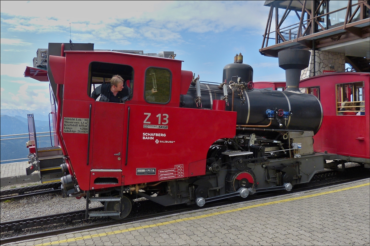 Neubaudampflok Z13 Daten:
Bj 1995 bei SLM in Winterthur; 
Achsfolge 21’zz; 
Baunr: 999203; 
Zahnradsystem ABT; 
Spurweite 1000 mm; 
L.ü.P 6260 mm; 
Fahrzueg Höhe 3230 mm, 
         Breite 2200mm; 
Brutto Gewicht 16270 kg; 
Vmax 12 km/H;  
Ölfeuerung von Sonvico,
Betriebdruck im Kessel 16 bar. 
Aufgenommen an der Bergstation des Schafberg am 19.09.2018. (Hans) 
