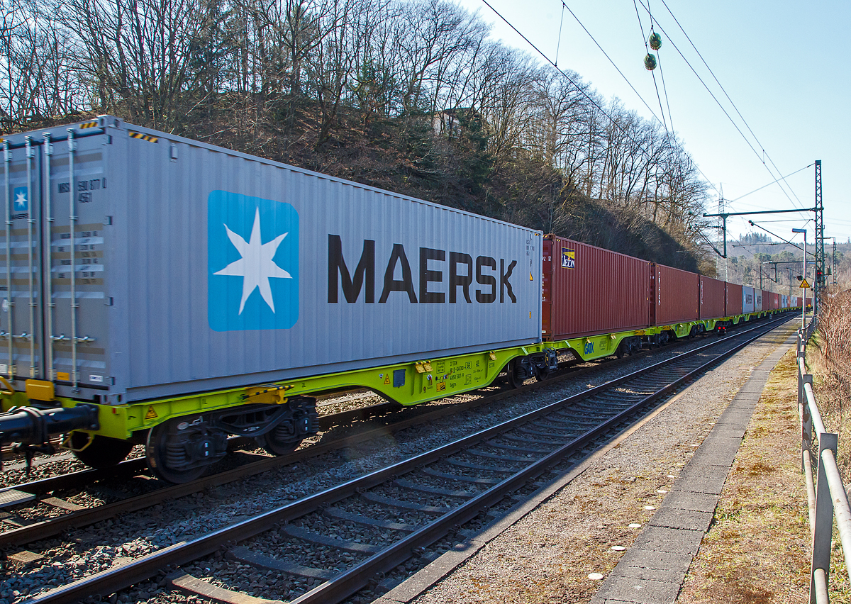 Neue sechsachsige Gelenk-Drehgestell Containertragwageneinheiten 80´ am 22.03.2022 im Zugverband bei der Zugdurchfahrt in Scheuerfeld (Sieg), hier im Vordergrund der Wagen 37 80 4580 587-9 D-GATXD der Gattung Sggrs (GATX type 9480A), der GATX Rail Germany GmbH.

TECHNISCHE DATEN:
Spurweite: 1.435 mm
Länge über Puffer: 26.390 mm
Ladelänge: 2 x 12.220 mm
Eigengewicht: 25.500 kg
Max. Zuladung: 109,5 t (ab Streckenklasse D)
Max. Zuladung bei Lastgrenze SS: 92,5 t (ab Streckenklasse C)
Max. Geschwindigkeit: 100 km/h (beladen) / 120 km/h (leer)
Intern. Verwendungsfähigkeit: TEN-GE