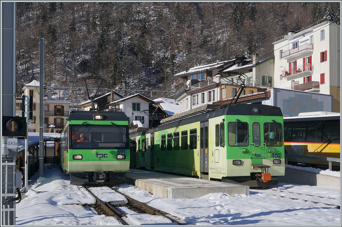 Neuerdings kreuzen sich die ASD Regionalzüge von Aigle nach Les Diablerets bzw. von Les Diablerets nach Aigle in Le Sépey und nutzen so die Infrastruktur des kleinen Kopfbahnofs gut aus. Im Bild der TPC Beh 4/8 591 als Regionalzug R 439, der nach der Ankunft des Gegenzuges R 440 bestehend aus den beiden ASD BDe 4/4 401 und 402 Le Sépey in Richtung Aigle verlässt.

11. Januar 2021