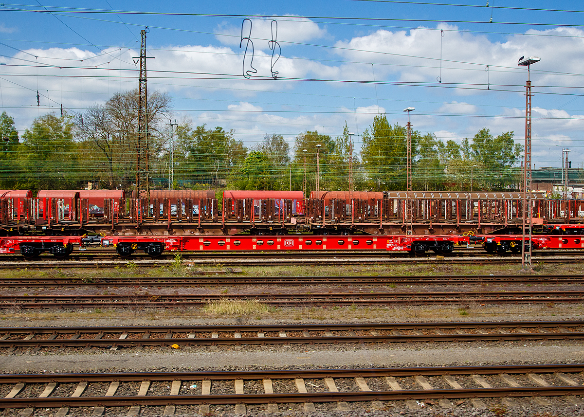 NEUHEIT - Die neusten G�terwagen am Markt....
Nagelneuer G�terwagen 9300 014-5 D-DB der Gattung Uas der DB Cargo AG abgestellt am 30.04.2022 in Schwerte (Ruhr). Aus einen IC heraus fotografiert. An dem Wagen fehlen noch die Quertr�ger und der sonstige Aufbau. 

TECHNISCHE DATEN (laut Anschriften):
Gattung: Uas
Spurweite: 1.435 mm (Normalspur)
L�nge �ber Puffer: 23.900 mm
Drehzapfenabstand: 18.360 mm
Radsatzstand in den Drehgestellen: 1.800 mm
Eigengewicht: 19.500 kg 
Max. Zuladung: 70,0 t (ab Streckenklasse D) 
Max. Geschwindigkeit: 100 km/h (beladen) / 120 km/h (leer)
Kleinster Gleisbogenhalbmesser: 75 m
Bauart der Bremse: KE-GP-A (K)
Bremssohle: Cosit 810
Handbremse: Ja
Intern. Verwendungsf�higkeit: TEN-GE

So sieht der G�terwagen (Grundwagen) der Zukunft aus. Das innovative Konzept m� steht f�r multifunktionale und modulare G�terwagen. Dahinter steht ein revolution�res Konzept in Sachen G�terwagenbau und -einsatz, das in Zusammenarbeit von DB Cargo und VTG entwickelt wurde. Der neue Tragwagen ist standardisiert und modular. Durch den Einsatz abnehmbarer und austauschbarer Aufbauten wird die Multifunktionalit�t erreicht.
