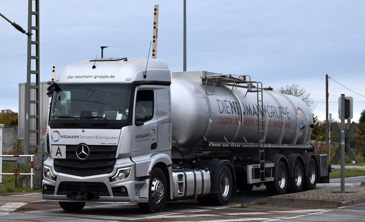 Neumann-Transporte und Sandgruben GmbH & Co. KG mit einem Tank-Sattelzug mit MB ACTROS 1840 Zugmaschine am 04.11.25 Bahnübergang Bahnhof Rodleben.