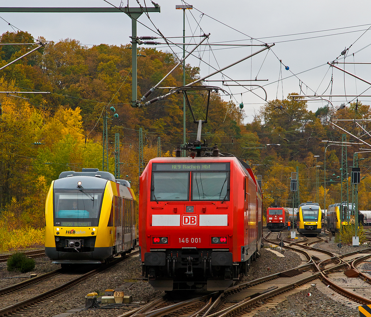 Nicht „sieben auf einen Streich“, aber immerhin f�nf....
Es ist viel los am 11.11.2020 im Bahnhof Betzdorf (Sieg), von links nach rechts:

Der VT 202 (95 80 0640 102-9 D-HEB) ein Alstom Coradia LINT 27 der (Hessische Landesbahn), als RB 90  Westerwald-Sieg-Bahn  (Altenkirchen - Au(Sieg) - Betzdorf), seine Endstation.

Die 146 001-3 (91 80 6146 001-3 D-DB) der DB Regio NRW schiebt den RE 9  rsx - Rhein-Sieg-Express   (Siegen - K�ln – Aachen) nun weiter in Richtung K�ln.

Die 185 232-6 und eine weitere stehen mit einem gemischten G�terzug im Rbf, vermutlich musste ein Problem behoben werden. 

Noch steht der VT 261 (95 80 0648 161-7 D-HEB / 95 80 0648 661-6 D-HEB), ein Alstom Coradia LINT 41, f�hrt am 05.01.2018 der HLB (Hessische Landesbahn) im Abstellbereich. Nun wo das Gleis 106 vom ausfahrenden RE 9 frei gefahren wird, f�hrt er ein und wird als RB 93  Rothaarbahn  nach Bad Berleburg (�ber Siegen und Kreuztal) bereitgestellt.

Hinter den Masten versteckt sich der VT 267 (95 80 0648 167-4 D-HEB / 95 80 0648 667-3 D-HEB), ein Alstom Coradia LINT 41 der HLB (Hessische Landesbahn), im Abstellbereich. Er hatte kurz vor dem RE 9, den Bahnhof als RB 93  Rothaarbahn  von Bad Berleburg erreicht und ist dann ich die Abstellgruppe gefahren.