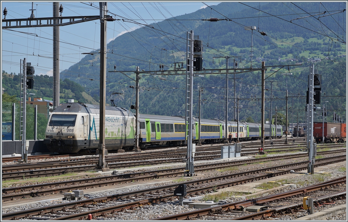 Nicht gerade geschickt mit den vielen Masten aber ein interessantes Bild: Die BLS Re 465 008 steht mit einem EW III Zug in Brig. Mitten im EW III Zug ist ein Kambly-Webe Wagen eingereiht. Das Bild entstand wenige Monate vor der Ausserdienststellung der EW III. 

21. Juli 2021