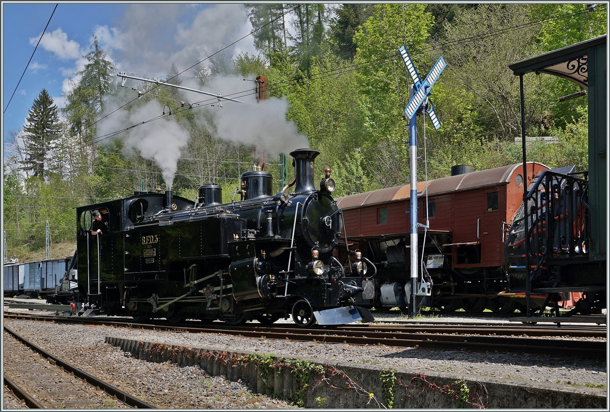 Nicht nur bunte, auch dampfende Züge gibt es nun wieder! HG 3/4 N° 3 in Chaulin.
8. Mai 2016