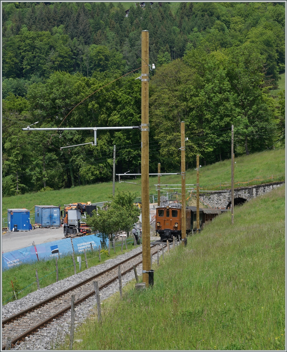 Nicht nur das Viadukt Baye de Clarens wird zur Zeit gründlich restauriert, sondern auch die Strecke von Cornaux bis zum Tunnel hat neue Gleise und sogar passende Holzfahrleitungsmasten bekommen, wie dieses Bild zeigt, so dass die RhB Bernina Bahn Ge 4/4 81 schon fast in die Nebenrolle verdrängt wird. 

20. Mai 2024