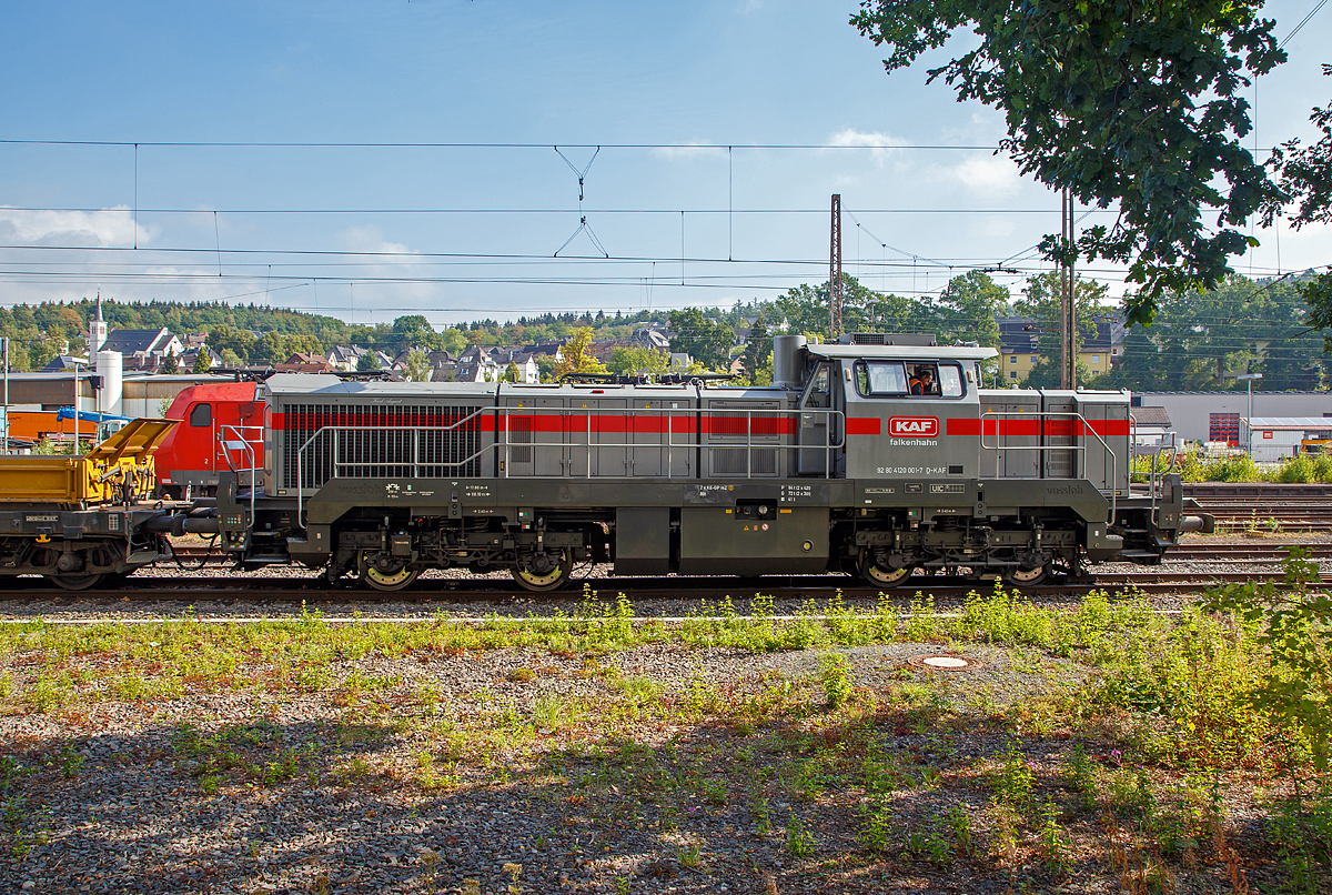 Nicht zum ersten Mal hatte ich das Einzelst�ck dieser Lokbaureihe vor der Linse, aber nun nach Eigent�merwechsel in einer anderen Farbgebung...
Die Vossloh G 12 „Karl August“  92 80 4120 001-7 D-KAF der KAF Falkenhahn Bau AG (Kreuztal) mit Kippwagen MK 45 DH „LW-Kipper“ der Gattung Rlps am Haken, die hier am 26.08.2018 in Kreuztal mit Schotter beladen werden. Mit dem Schotter geht es sp�ter zur Baustelle in Richtung Bad Berleburg.

Die G12 wurde 2010 von Vossloh in Kiel unter der Fabriknummer 5001919, als Prototyp, gebaut und bereits auf der InnoTrans 2010 pr�sentiert, 2014 konnte ich sie selbst auf der InnoTrans 2014 als SLG Spitzke G 12 - SP - 012 (92 80 4120 001-7 D-VL) sehen und ablichten. Aus Fachkreisen kann man h�ren dass es wohl nicht so ein guter Wurf war und so bleibt diese G 12 wohl ein Einzelst�ck. Lediglich von der diesel-elektrischen Variante (DE 12) wurden bisher 5 St�ck gebaut. Die leistungsst�rkere Serie G18 / DE 18 ist erheblich erfolgreicher.

Die G 12 wie auch die G 18 sind neue dieselhydraulische Lokomotiven der f�nften Generation f�r den schweren Rangier- und Streckendienst von Vossloh Locomotives.  Die G 12 mit 1.200 kW sowie die G 18 mit 1.800 kW. Angetrieben werden die Vierachser von den optimierten Turbo-Flex-Getrieben von Voith. Ein neues Drei-Wandler-Getriebe verbessert den Wirkungsgrad und ist mit einem leistungsf�higen Retarder zum verschlei�freien Bremsen ausger�stet. Das Gesamtgewicht der Loks kann flexibel zwischen 80 und 90 t ausgelegt werden.

Technische Daten:
Spurweite:  1.435 mm  
Achsanordung:  B‘B‘
H�chstgeschwindigkeit: 100 km/h 
Dieselmotorleistung:  max. 1.200 kW
Dieselmotor:  MTU 8V 4000 R43 (L)
Dieselmotordrehzahl  1.800 min-1
Abgasvorschriften:  EU/2004/26 Stufe IIIA/prepared for stage IIIB  
Anfahrzugkraft:  259 kN
Dienstgewicht:  80 t
Raddurchmesser:  1.000 mm (neu) / 920 mm (abgenutzt)
L�nge �ber Puffer : 17.000 mm  
Gr��te H�he:  4.310 mm  
Gr��te Breite:  3.080 mm
Drehzapfenabstand: 8.100 mm
Achsabstand im Drehgestell: 2.400 mm
Str�mungsgetriebe:  Voith L 4r4 zseU2
Hydrodynamische Bremsleistung:  max. 1.000 kW
Kleinster befahrbarer Bogenradius:  55 m
