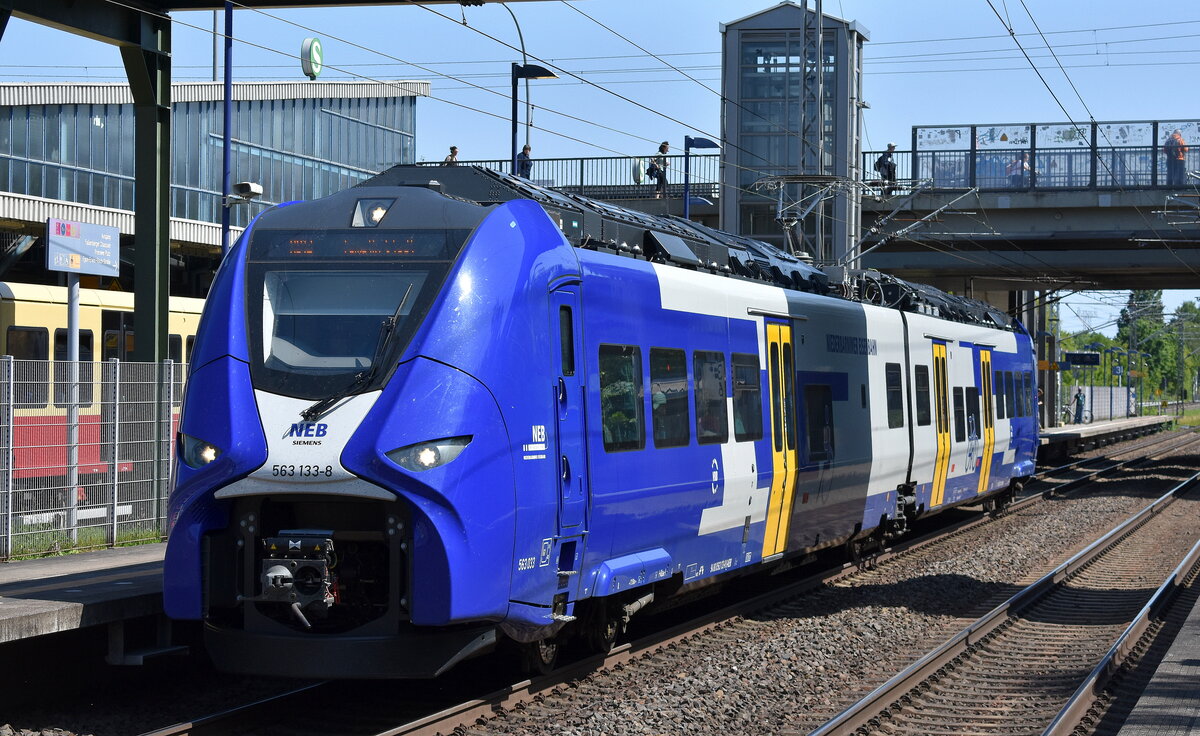 Niederbarnimer Eisenbahn AG, Berlin mit ihrem Mireo B  563 133-8  (NVR:  94 80 0563 133-8 D-NEBB.... ) als RB 12 nach Templin bei der Abfahrt Bahnhof Berlin-Hohenschönhausen.