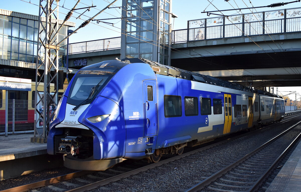 Niederbarnimer Eisenbahn AG, Berlin mit dem geleasten Alpha Trains Mireo Plus B  563 047-0  (NVR:  94 80 0563 047-0 D-NEBB..... ) als RB12 nach Templin am 19.01.26 Abfahrt Bahnhof Berlin Hohenschönhausen.
