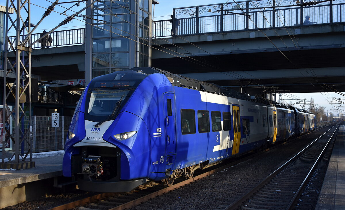 Niederbarnimer Eisenbahn AG, Berlin mit den geleasten Mireo Triebzügen  563 139-5  (NVR:  94 80 0563 139-5 D-NEBB.... ) +  563 159-3  (NVR:  94 80 0563 159-3 D-NEBB..... ) als RB12 nach Templin am 19.02.26 Bahnhof Berlin-Hohenschönhausen. 