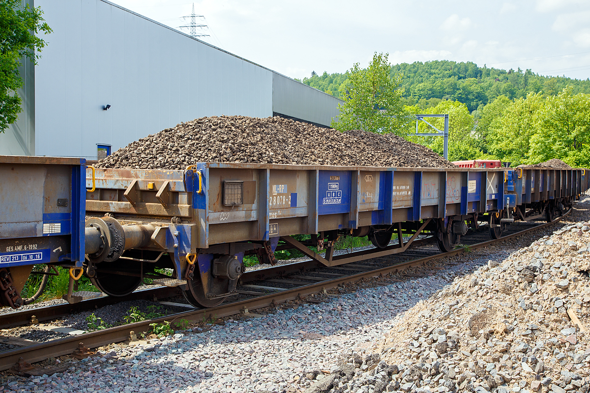 
Niederbordwagen f�r Schotter und Sand, 43 84 NL-RP 3428 078-2, der Gattung Klmos 702, der Vermietungsfirma Railpro (voestalpine Railpro BV), am 12.05.2018 in Kreuztal.

Der Klmos 702 ist ein zweiachsiger Flachwagen mit festen Seitenw�nden, abnehmbaren Stirnw�nden und einem Stahlboden. Urspr�nglich wurde er f�r die Niederl�ndischen Eisenbahnen gebaut. Die G�terwagen der Gattung Klmos werden vor allem f�r den Transport von Schotter, Sand und verunreinigtem Ballastmaterial verwendet. Es gibt zwei Klassen der Gattung Klmos, Klasse 1 (43 84 3428 000-6 bis 259-8), kann mit maximal 25,4 Tonnen beladen werden w�hrend Klasse 2 (48 84 3428 351-3 bis 550-0) eine maximale Lademasse von 24 Tonnen aufweist, auch die Achsabst�nde sind unterschiedlich.

TECHNISCHE DATEN des Wagens:
Spurweite: 1.435 mm
Achsanzahl: 2
Achsabstand: 8.000 mm
L�nge �ber Puffer: 11.740 mm
L�nge der Ladefl�chen: 10.300 mm
Breite der Ladefl�che: 2.830 mm
Ladefl�che: 29,3 m�
Eigengewicht: 11.900 kg
max. Zuladung: 25.400 kg (ab Streckenklasse C)
Bremse: O-GP
