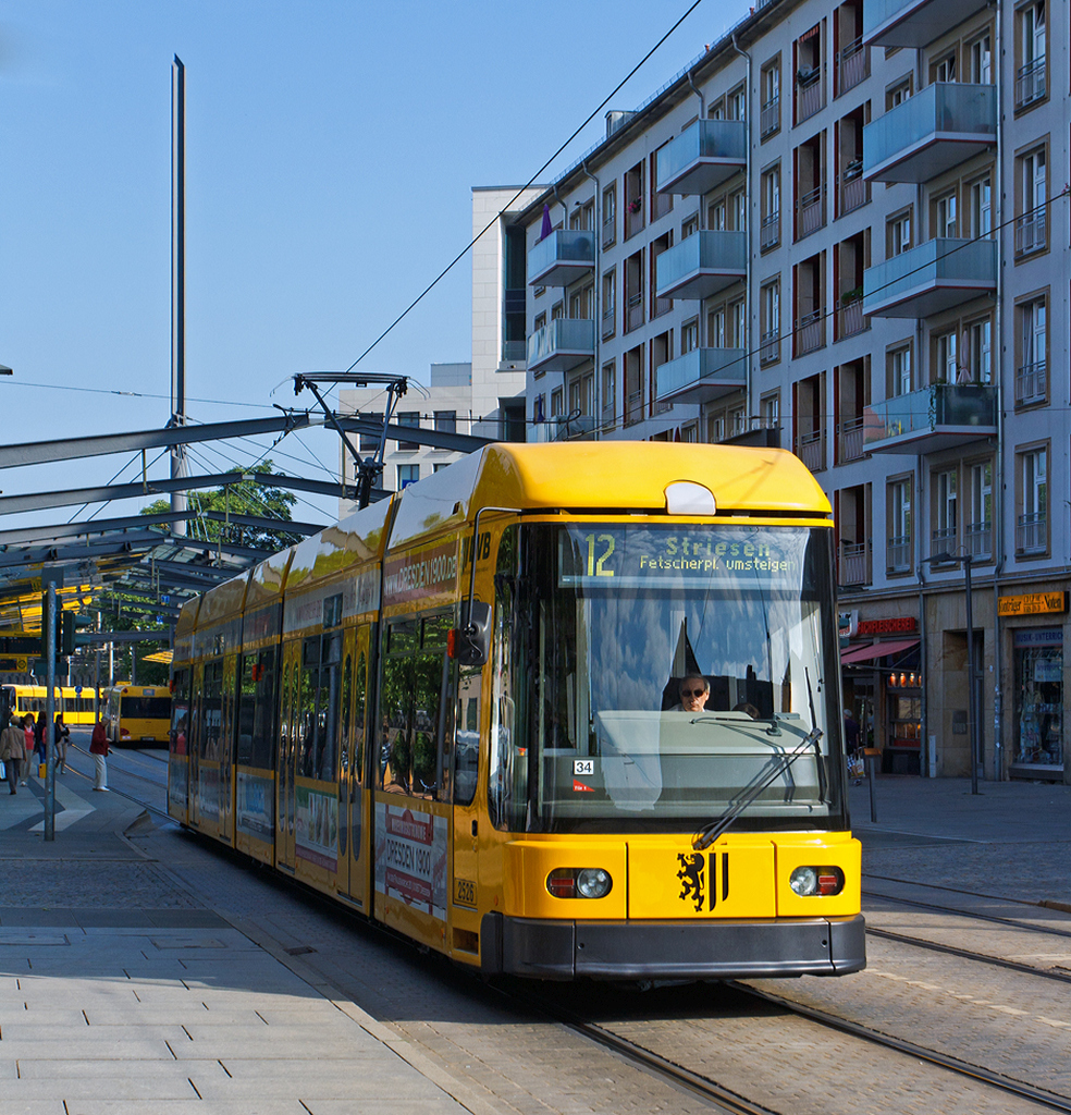 Niederflurgelenktriebwagen 2526 der Dresdner Verkehrsbetriebe AG (DVB) f�hrt am 27.08.2013 als Linie 12  vom Postplatz in Dresden weiter in Richtung Striesen.
 
Der Treibwagen vom Typ NGT D 6 DD - ER (Niederflurgelenktriebwagen, Drehgestell, 6 Achsen, Typ Dresden, Einrichtungswagen bzw. f�r eine Fahrtrichtung) wurde 1997 von DWA in Bautzen gebaut.
 
Technische Daten: 
Spurweite: 1.435 mm
Fahrzeugl�nge:  30.280 mm
Fahrzeugbreite:  2.300 mm
Anzahl der Achsen: 6
Anzahl angetriebene Achsen: 4
Anzahl der Fahrzeugteile:  5
Leergewicht:  33,4 t 
Sitzpl�tze / Stehpl�tze: 88 / 96
H�chstgeschwindigkeit : 70 km/h
Motorisierung:  4 x 95 kW = 380 kW
Antriebsart: Drehstrommotor bipolar Transistorwechselrichter wassergek�hlt 
Fahrzeuganzahl bei der DVB: 60