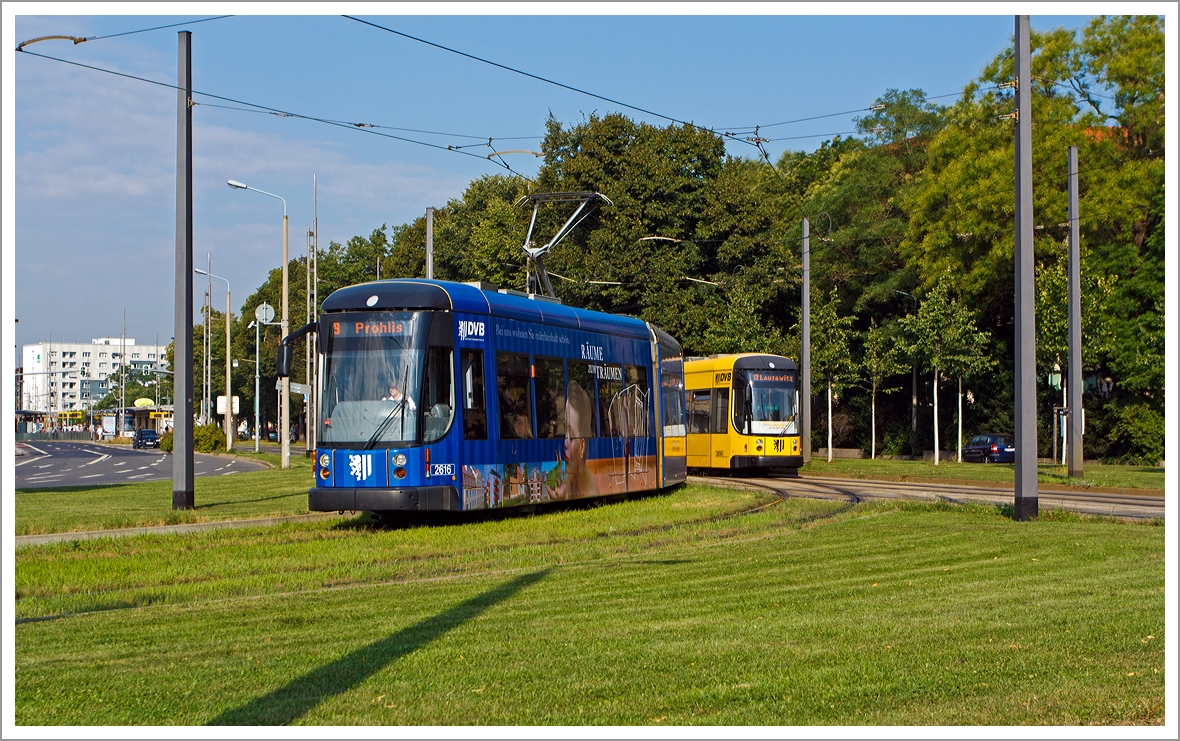 Niederflurgelenktriebwagen 2616 der Dresdner Verkehrsbetriebe AG (DVB) fährt am 27.8.2013 in Dresden als Linie 9 nach Prohlis. 

Der Treibwagen vom Typ NGT D 8 DD - ER (Niederflurgelenktriebwagen, Drehgestell, 8 Achsen, Typ Dresden, Einrichtungswagen bzw. für eine Fahrtrichtung) wurde 2007 von Bombardier Transportation in Bautzen gebaut. 

Die maximale Leistung von 6×85 kW = 510 kW bringen den 38,7 t schweren Triebwagen auf eine Höchstgeschwindigkeit von 70 km/h. Die Fahrzeuglänge beträgt 30.040 mm.

Übrigens das Dresdner Straßenbahnnetz hat die Sonderspurbreite von 1.450 mm.