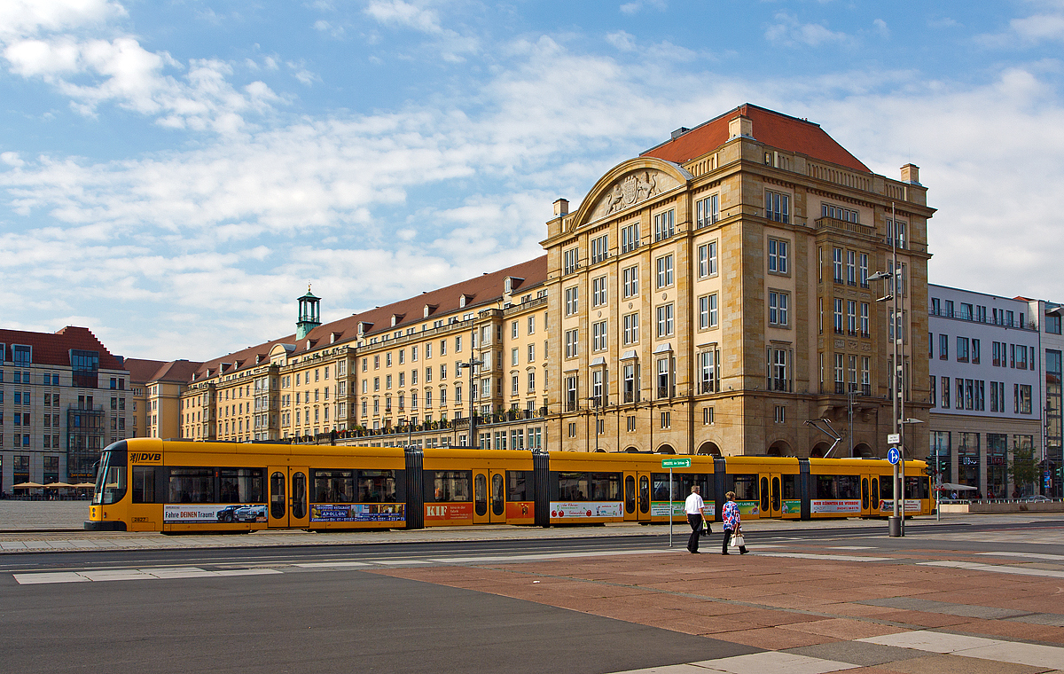 Niederflurgelenktriebwagen 2827  Stadt Radeberg  der Dresdner Verkehrsbetriebe AG (DVB) am 27.08.2013 vor dem Altmarkt in Dresden. 

Der Treibwagen vom Typ NGT D 12 DD (Niederflurgelenktriebwagen, Drehgestell, 12 Achsen, Typ Dresden) wurde 2004 von Bombardier (ehemals DWA) in Bautzen unter der Fabriknummer 837/027 gebaut, der elektrische Teil ist von Siemens. Die Gelenktriebwagen NGT D12DD  geh�ren zur zweiten Generation der Niederflurbahnen in Dresden, und sind alle  Einrichtungswagen (f�r eine Fahrtrichtung). 
Diese Triebwagen z�hlen zu dem von Bombardier Transportation im Werk Bautzen hergestellten Typ  Flexity Classic XXL“ (urspr�ngliche Name dieser Fahrzeugfamilie war DWA-LF 2000). Die Dresdner Variante des Triebwagens ist an die topografischen Gegebenheiten in Dresden angepasst und kann auf steileren Strecken und in engeren Kurven gefahren werden. Unter dem ersten und f�nften Fahrzeugmodul sind je zwei Triebdrehgestelle mit einer Leistung von je 2�85 kW angebracht. Im mittleren Fahrzeugmodul sind zwei Laufdrehgestelle untergebracht. Die Fahrzeugmodule sind �ber Zwischenmodule (schwebende S�nften) verbunden.

Technische Daten: 
Spurweite: 1.450 mm
Fahrzeugl�nge:  45.090 mm
Fahrzeugbreite:  2.300 mm
Anzahl der Achsen: 12 (in 6 Drehgestellen)
Anzahl angetriebene Achsen: 8 Achsformel:  Bo'Bo'+2'2'+Bo'Bo
Anzahl der Fahrzeugteile:  5
Leergewicht:  56,7 t 
Sitzpl�tze / Stehpl�tze: 107 / 153
H�chstgeschwindigkeit : 70 km/h
Motorisierung:  8 x 85 kW = 680 kW
Fahrzeuganzahl bei der DVB: 43