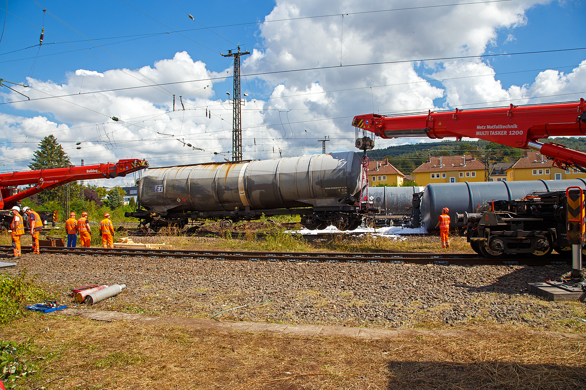 
Niederlahnstein: Die Aufräumarbeiten sind im vollen Gange, hier am 02.09.2020
Am Sonntagabend des 30.08.2020 gegen 18:40 Uhr kam es mitten im Bahnhof Niederlahnstein zu einem Unglück, ein mit Diesel beladener Kesselwagenzug entgleiste aus noch unbekannter Ursache. Verletzt wurde glücklicherweise keiner. Die Feuerwehr hat bereits das Diesel aus allen umgekippten bzw. leckgeschlagenen Wagen abgepumpt und abtransportiert.
