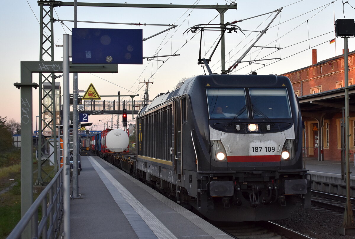Niederrheinische Verkehrsbetriebe AG mit der geleasten BRCE Lok   187 109  [NVR-Nummer: 91 80 6187 109-4 D-DISPO] und einem Containerzug am 06.11.25 Durchfahrt Bahnhof Roßlau (Elbe).