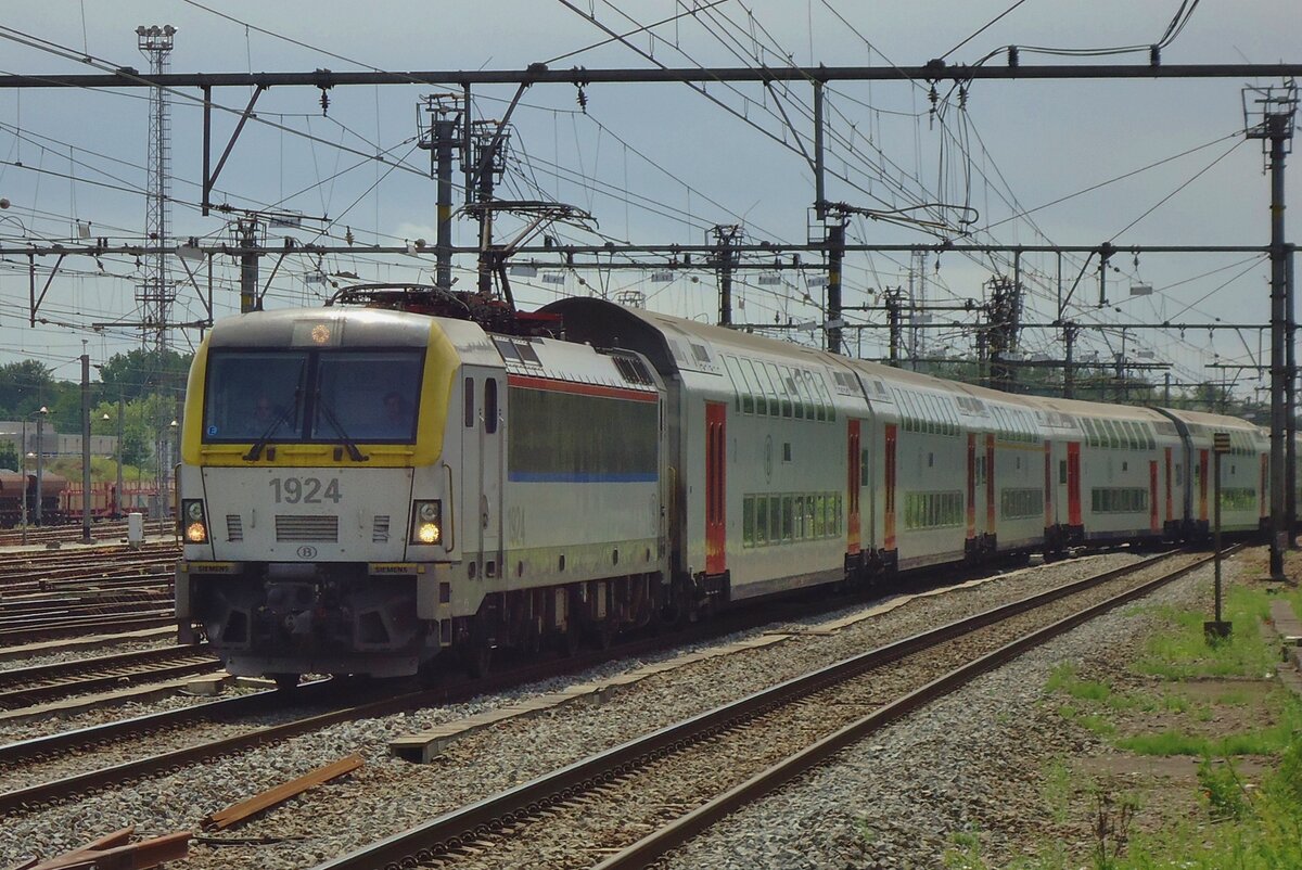 NMBS 1924 treft am 22 Mai 2014 mit ein IC nach Oostende in Brugge Centraal ein.