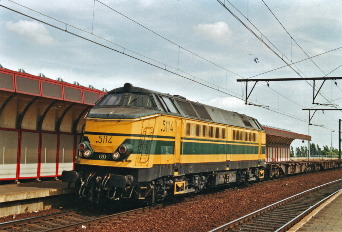 NMBS 5114 durchfahrt mit ein Ganzzug Antwerpen-Berchem am 18 Mai 2003.