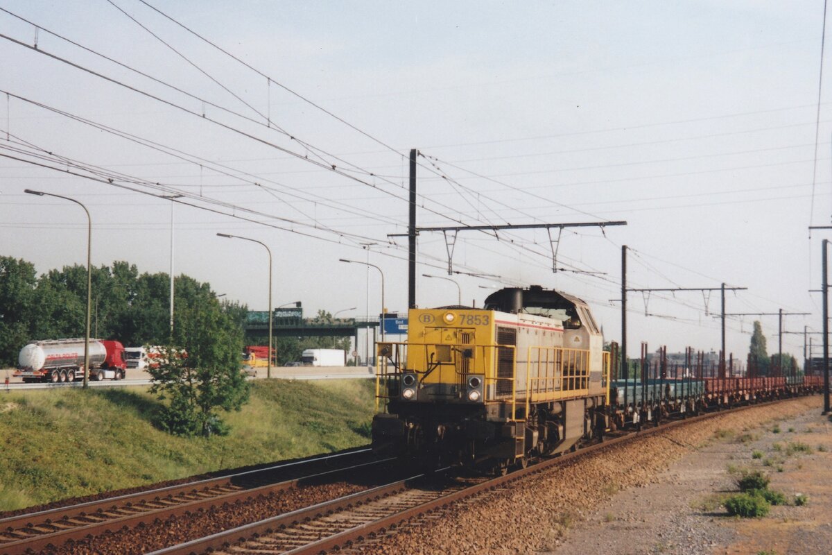 NMBS 7853 schleppt ein Werkszug durch Antwerpen-Luchtbal.