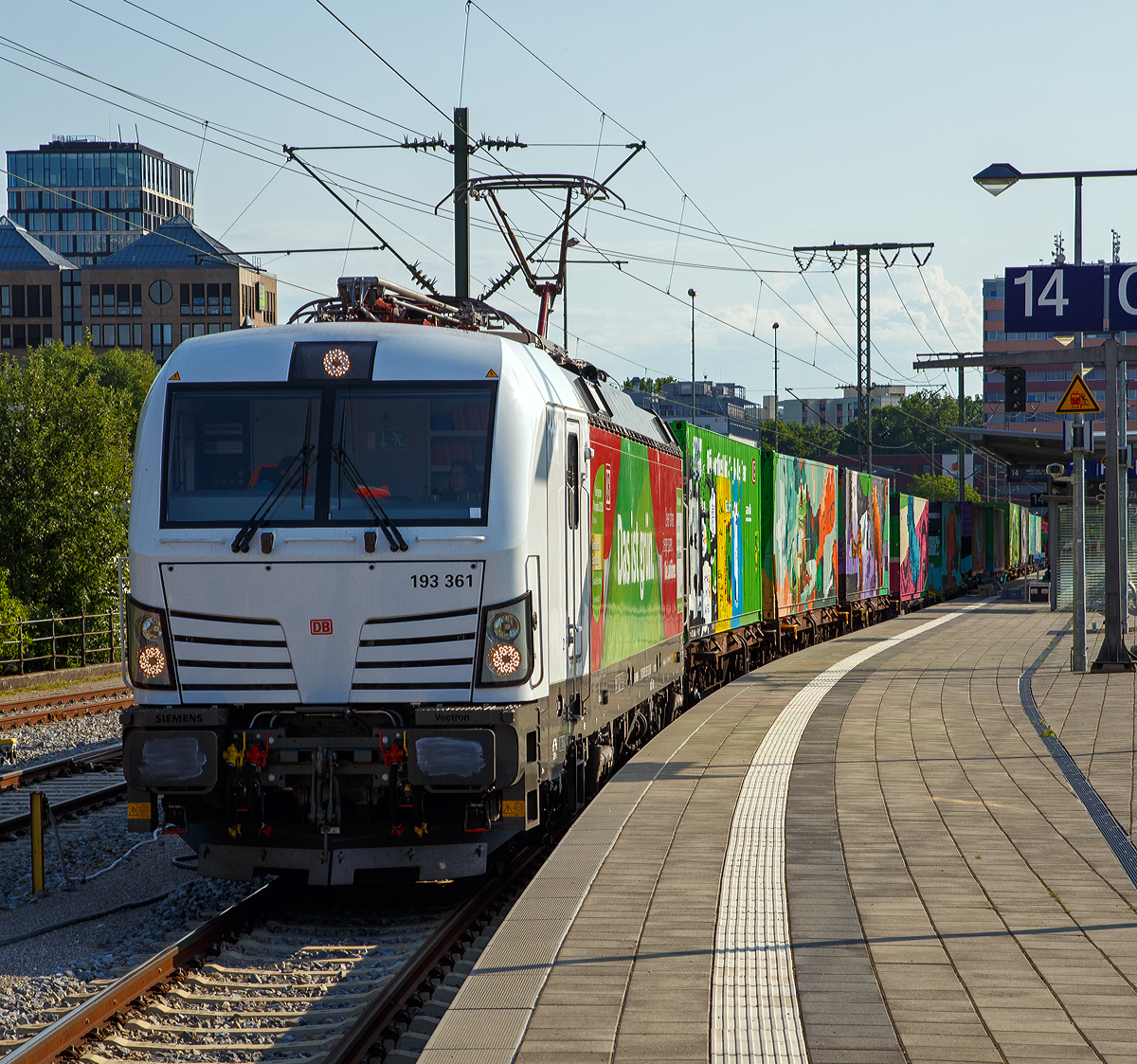 
Noah’s Train - Klimazug mit Streetart machte Halt am Münchner Ostbahnhof....
Die DB Cargo Vectron 193 361 (91 80 6193 361-3 D-DB) „Das ist grün“ mit Noah’s Train, dem längsten mobile Kunstwerk der Welt, am 04.06.2019 beim Halt in München Ostbahnhof.

Szenekünstler aus ganz Europa haben die Container auf dem Güterzug mit Tiermotiven bemalt. Der Zug ging bei der Weltklimakonferenz im Dezember auf seine Reise durch Europa. Hierbei handelt es sich um einen mit Graffiti besprühten Güterzug der für die vermehrte Nutzung von Schienenverkehrsmitteln zur Verringerung der CO2 Emissionen wirbt. Unter dem Motto:  Kinder für's Klima  durften Schülerinnen und Schüler eine Botschaft zum Klimaschutz auf dem Zug in München hinterlassen.

Zeitgleich zum Zwischenstopp des Zuges ist die Deutsche Bahn offiziell der bayerischen Klima-Allianz beitreten. Dies ist ein Bündnis großer bayerischer Konzerne und Verbände. Gemeinsam wollen sie den jährlichen Pro-Kopf-Verbrauch an CO2-Emissionen auf zwei Tonnen zu reduzieren und den Anteil des Schienengüterverkehrs von 18 auf 30 Prozent zu erhöhen.

Mit der Aktion „Noah’s Train“ will die Initiative „Rail Freight Forward“ der europäischen Güterbahnen ihr Engagement für mehr Klimaschutz unterstreichen. „Noah’s Train“, das längste mobile Kunstwerk der Welt, machte am 04.06.2019 auf seiner Reise durch Europa Zwischenstopp in München. Mit diesem besonderen Zug, benannt nach der biblischen Arche Noah, werben die europäischen Güterbahnen für die Verlagerung von mehr Verkehr auf die umweltfreundliche Schiene. Gestartet war der Zug zum Ende der Weltklimakonferenz Mitte Dezember 2018 im polnischen Katowice und über Wien nach Berlin gefahren. Bei jedem Halt besprühen namhafte Street-Art-Künstler zwei Container mit Tiermotiven.

Rail Freight Forward ist ein breit angelegter und stetig wachsender Zusammenschluss von Schienengüterverkehrsunternehmen Europa und wird von den Verbänden CER, UIC, ERFA und VDV unterstützt. Aktuell beteiligen sich BLS Cargo, CD Cargo, CFL Cargo, DB Cargo, Green Cargo, Lineas, LTE Group, Mercitalia, Ost-West Logistik, PKP Cargo, Rail Cargo Group, SBB Cargo, SNCF Logistics, ZSSK Cargo
