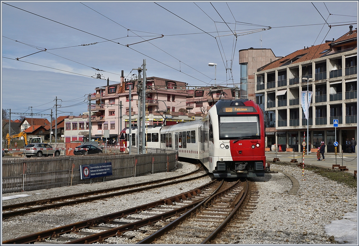 Noch bis zum 19. Oktober 2019 erreichen die Züge von Bulle her den Bahnhof von Châtel St-Denis, doch der auf dem Bild zu sehende TPF SURF ist einer der letzten Züge, welcher den  alten  Bahnhof von Châtel St-Denis in Richtung Palézieux verlassen wird, am folgend Tag wurde die Linine auf SEV umgestellt um sie an den zu fertig zu stellenden Durchgangsbahnhof anzuschliessen.

3. März 2019