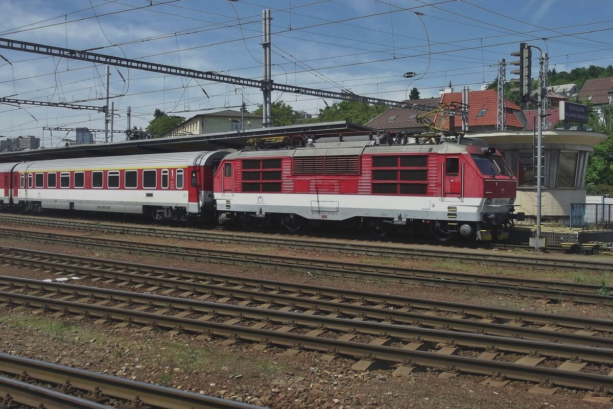 Noch Blonski: ZSSK 350 003 verlasst mit ein IC nach Kosice Bratislava hl.st. am 31 Mai 2015.