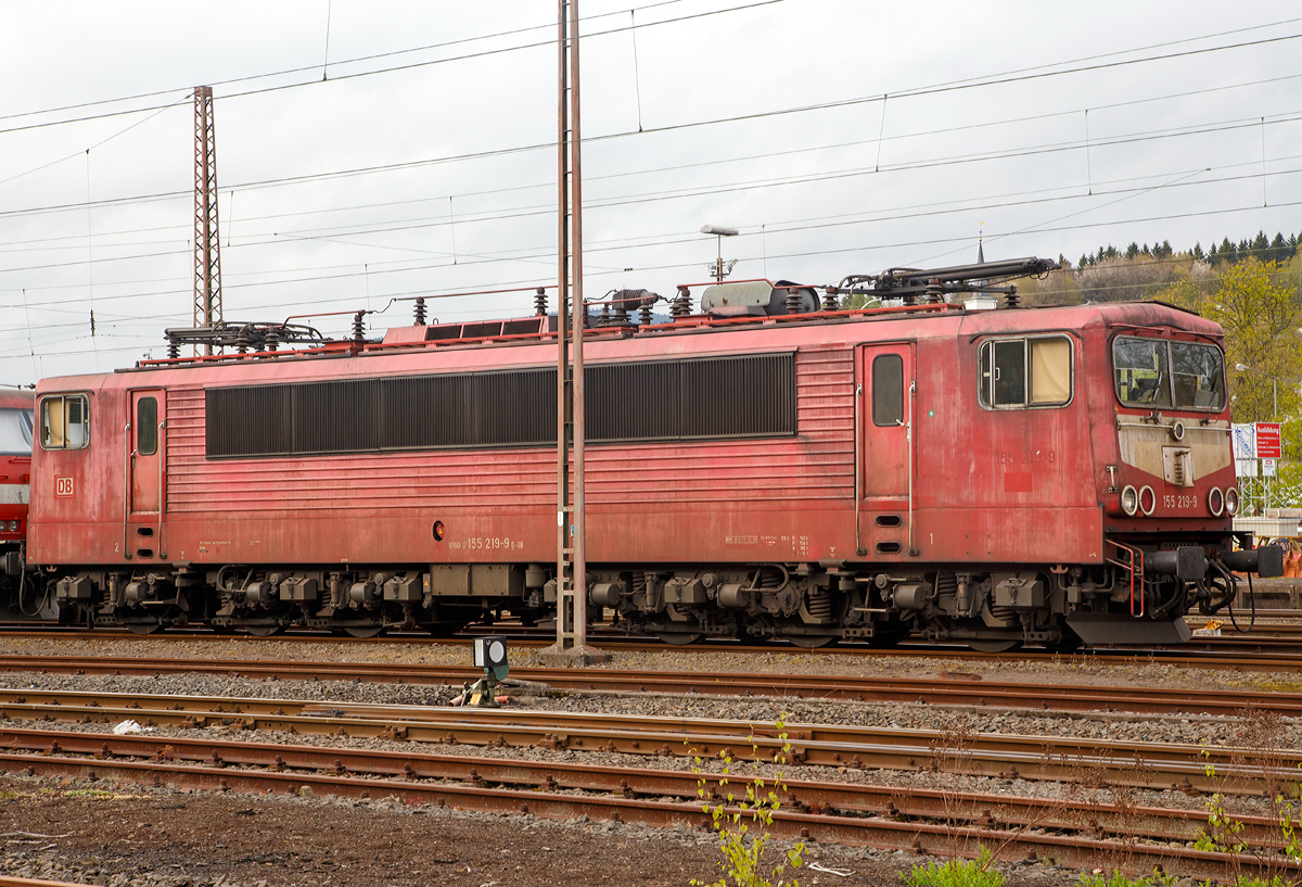 
Noch in einem altem Farbkleid....Die 155 219-9 (91 80 6155 219-9 D-DB) der DB Schenker Rail Deutschland AG, ex DR 250 219-3, ist am 25.04.2015 in Kreuztal abgestellt. 

Die Lok wurde 1983 bei LEW (VEB Lokomotivbau Elektrotechnische Werke Hans Beimler) in Hennigsdorf unter der Fabriknummer 18204 gebaut und als 250 219-3 an die DR (Deutsche Reichsbahn) geliefert, 1992 umgezeichnet in DR 155 219-9 und 1994 in DB 155 219-9.