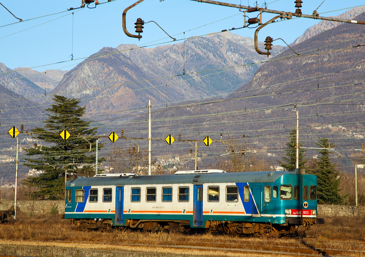 
Noch in einem tollen letzten Licht des Tages sonnt sich der....
ALn 668 1023 (95 83 4668 073-6 I-Ti) der Trenitalia (100-prozentige Tochtergesellschaft der FS) am 27.12.2015 beim Bahnhof Domodossola im Piemont (I).

Von den Diesel-Triebwagen vom Typ FS ALn 668 wurden von 1951 bis 1981 insgesamt 787 Stück in 12 Serien gebaut. Von dieser Dieseltriebwagen Serie vom Typ FS ALn 668.1000  (ALn 668 serie 1000) wurden zwischen 1976 und 1979 von FIAT Ferroviaria Savigliano und Officine Meccaniche Calabresi (O.ME.CA), insgesamt 120 Stück, gebaut. Sie waren die dritte Generation dieser  Diesel-Triebwagen. Die augenfälligste Eigenart der Serien 1000 und 1900 ist die Abkehr vom Zentraleinstieg. Da zudem die Gesamtlänge der Fahrzeuge verlängert wurde, konnte auch der Fahrgastkomfort gesteigert werden. Die verbesserten Motoren erlauben eine Höchstgeschwindigkeit von 130 km/h, gegenüber der früheren von 110 km/h.

Der hiergezeigte ALn 668 1023 stammt aus einer Serie von FIAT, die zwischen 1976 und 1977 gebaut wurde.

TECHNISCHE DATEN der ALn 668 serie 1000:
Spurweite:  1.435 mm (Normalspur)
Achsformel:  (1A)(A1)
Länge über Puffer:  23.540 mm	
Drehzapfenabstand: 15.940 mm
Achsabstand im Drehgestell:  2.450 mm
Treib- und Laufraddurchmesser (neu): 920 mm
Breite: 2.878 mm
Höhe:  3.698 mm
Eigengewicht: 37.000 kg
Antriebsübertagung: Motor auf hydraulisches Getriebes und FIAT mechanisch 5-Gang-Getriebe auf die Achse
Motor: 2 Dieselmotoren  vom Typ  IVECO 8217.32
Installierte Leistung:  2 x 206 kW
Dauerleistung:  2 x 147 kW
Höchstgeschwindigkeit:  130 km/h
Sitzplätze: 68 davon 12 in der 1. Und 56 in der 2. Klasse
