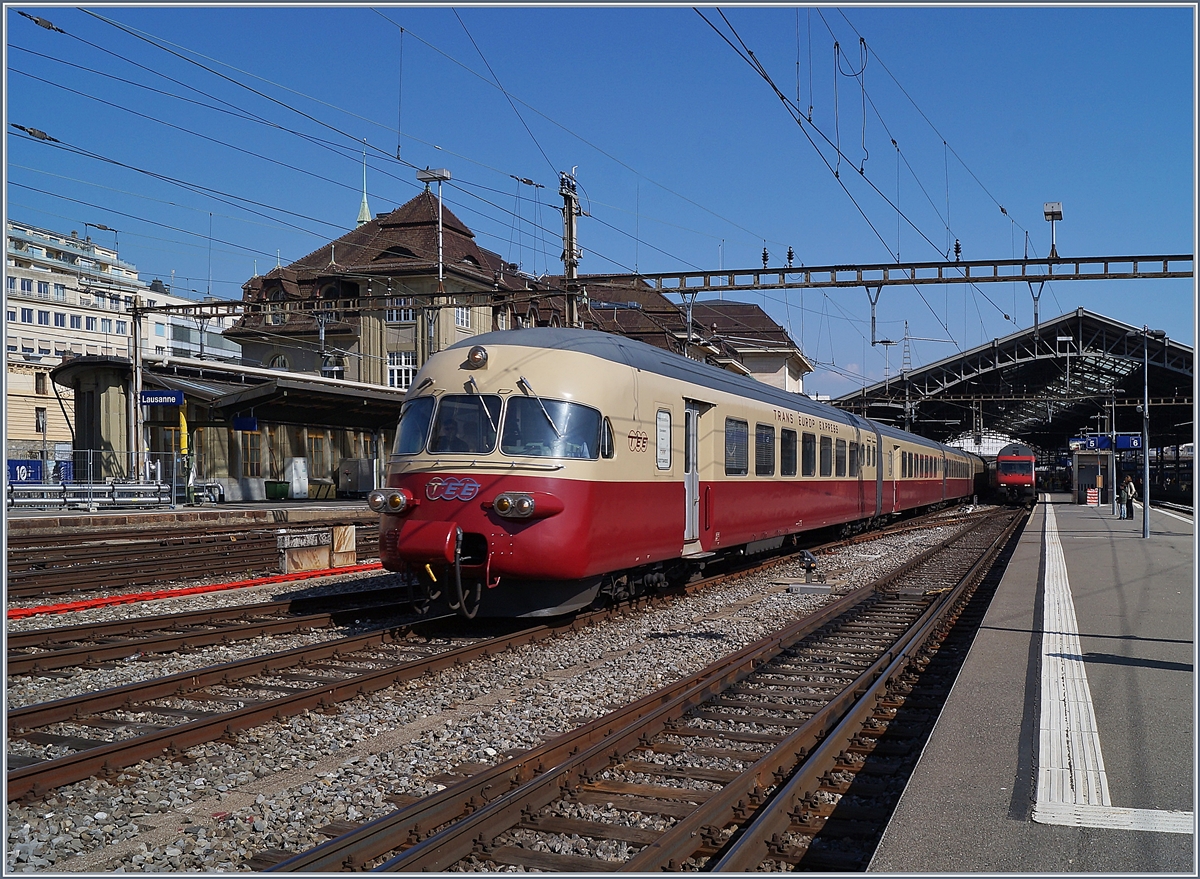 Noch einmal der SBB Historic RAe TEE II 1053, diesmal bei seiner Abfahrt in Lausanne in Richtung Biel/Bienne.

31. März 2019