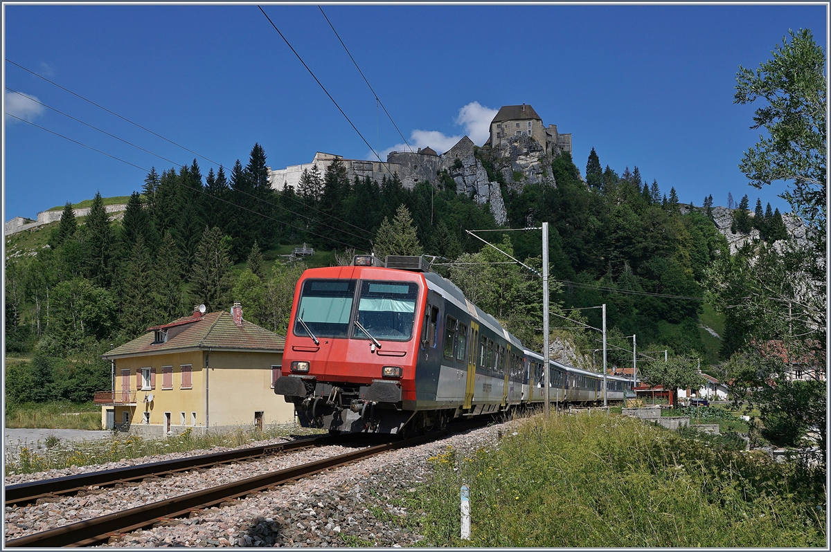 Noch fahren die Kolibri NPZ RABe 562 und somit die SBB EW I im internationalen Verkehr, als TGV Anschlusszug Neuchâtel - Frasne. Im Bild der RE 18123 von Frasne nach Neuchâtel vor dem Hintergrund des Fotowolken geschädigten Château de Joux bei la Cluse et Mijoux. 

16. Juli 2019