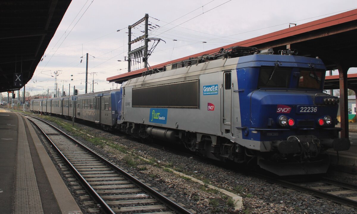 Noch fahren die Nez-Cassées in Frankreich, wie 22236 am 14 Februar 2024 in STrasbourg Gare Central mit ein TER nach Saverne. Die meiste Leistungen Selestat<=>Strasbourg<=>Saverne wirden immer noch mit die Zweisystemloks der reihe 22200 gemacht, aber auch hier fangt der Zeit langsam an zu drángen...