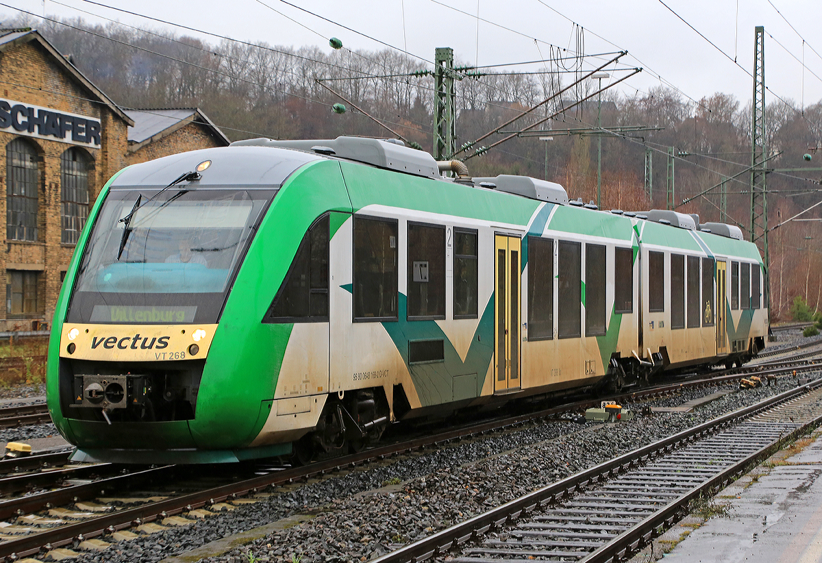 
Noch in Farbgebung und mit der NVR-Nummer der vectus, aber nun zur HLB Hessenbahn GmbH gehörend, fährt der VT 268 (95 80 0648 168-2 D-VCT / 95 80 0648 668-1 D-VCT) am 03.01.2015 als RB 95  Sieg-Dill-Bahn  (Au/Sieg-Siegen-Dillenburg), in den Bahnhof Betzdorf/Sieg ein. 

Der Alstom Coradia LINT 41 wurde 2004 von Alstom (LHB) in Salzgitter unter der Fabriknummer 1188-018 für die vectus Verkehrsgesellschaft mbH gebaut, mit dem Fahrplanwechsel am 14.12.2014 wurden alle Fahrzeuge der vectus nun zum Eigentum der HLB, die Hessische Landesbahn hatte 74,9% der Gesellschaftsanteile. Wie dieser tragen z.Z. die Dieseltriebzüge noch die Bezeichnung und NVR-Nummer der vectus. 
