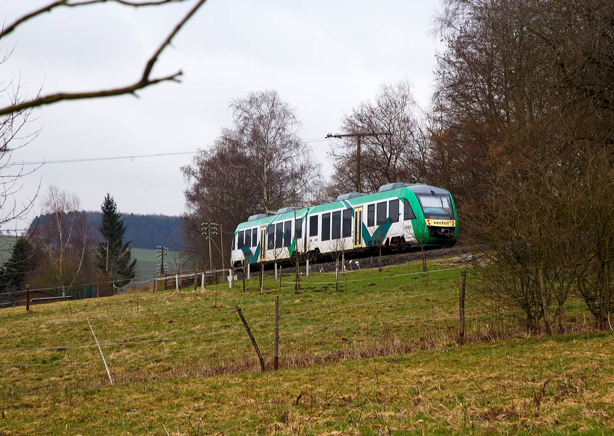 
Noch in Farbgebung der vectus, aber der HLB Hessenbahn GmbH gehörende, fährt der VT 253 (95 80 0648 153-4 D-HEB / 95 80 0648 653-3 D-HEB) am 03.03.2016 als RB 90  Westerwald-Sieg-Bahn  (Limburg/Lahn - Westerburg - Altenkirchen - Au/Sieg) - Siegen).  Hier erreicht er bald den Haltepunkt Büdingen (Westerw.), gehört heute zu Nistertal.