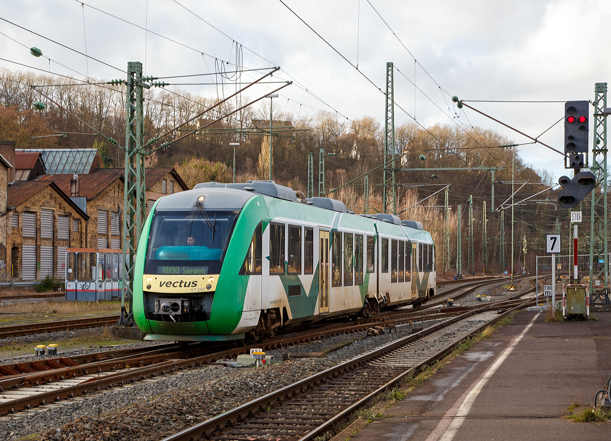 
Noch in der Farbgebung der vectus Verkehrgesellschaft.... 
Der Dieseltriebzug VT 257 (95 80 0648 157-5 D-HEB / 95 80 0648 657-4 D-HEB) ein Alstom Coradia LINT 41 der HLB (Hessische Landesbahn), ex Vectus VT 257, fährt am 10.01.2016, als RB 90   Westerwald-Sieg-Bahn   (Westerburg - Altenkirchen - Au/Sieg - Betzdorf - Siegen) Umlauf HLB 61722, in den Bahnhof/Sieg ein. 