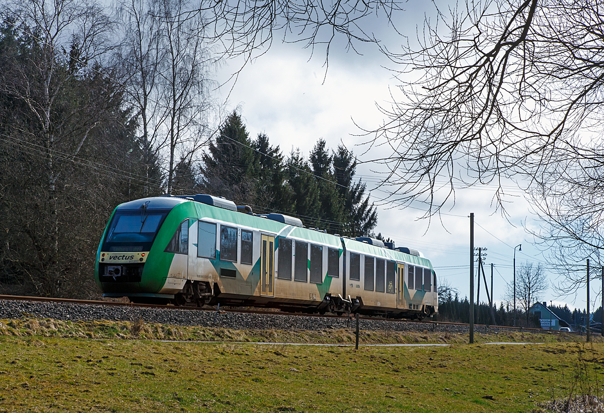 
Noch in Farbgebung der vectus, der VT 252 (95 80 0648 152-6 D-HEB / 95 80 0648 652-5 D-HEB) ein Alstom Coradia LINT 41 der HLB Hessenbahn GmbH fährt am 22.03.2015, als RB 90  Oberwesterwaldbahn  Au(Sieg)-Altenkirchen-Hachenburg-Westerburg-Limburg(Lahn), und erreicht gleich den Haltepunkt Rotenhain.

Der Alstom Coradia LINT 41 wurde 2004 von Alstom (vormals Linke-Hofmann-Busch GmbH (LHB)) in Salzgitter unter der Fabriknummer 1188-002 gebaut und an die vetus geliefert.
