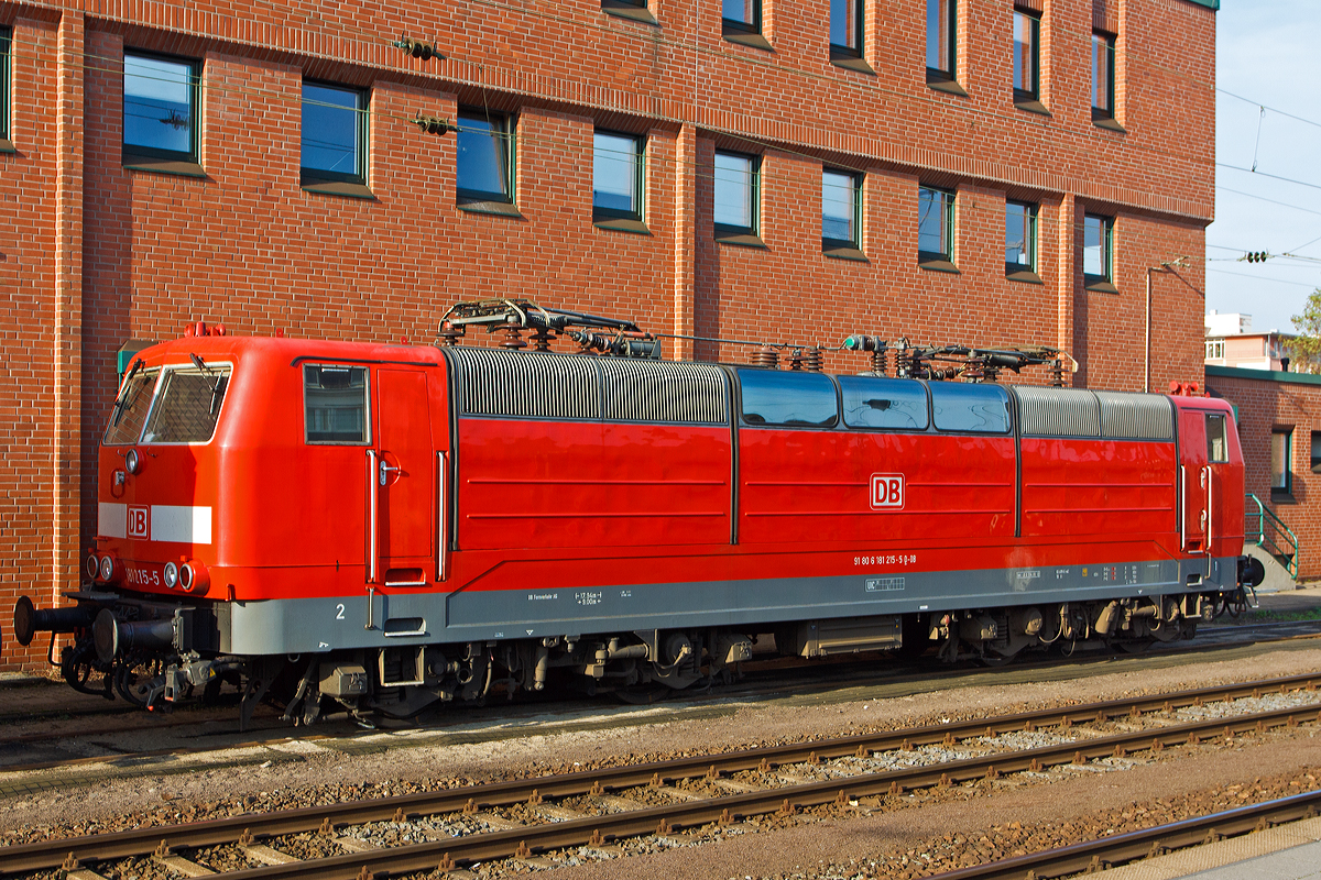 

Noch gibt es die 182.2er in Koblenz...

Die 181 215-5 (91 80 6181 215-5 D-DB) der DB Fernverkehr AG ist am 23.11.2014 beim Hbf Koblenz abgestellt. 

Die Lok wurde 1974 gebaut, der mechanische Teil von Krupp unter der Fabriknummer 5281 und der elektrische Teil von AEG unter der Fabriknummer 8852.

Die IC Verbindung nach Luxemburg ist nun eingestellt, ab dem Fahrplanwechsel am 14. Dezember 2014 fahren FLIRT bis Trier und von Trier fahren dann KISS nach Luxemburg (Laut Internetfahrplan muss man ich Trier umsteigen, andere Quellen sagen FLIRT und KISS fahren gemeinsam). So sind die 181.2er nun ein Auslaufmodell auf der Moselstrecke und werden wohl hier überflüssig.