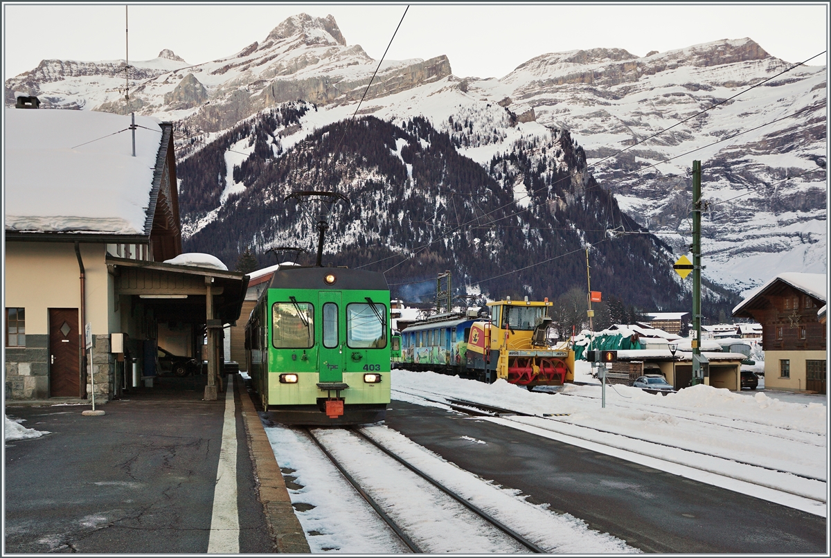 Noch immer wird die Strecke Le S�pey - Les Diablerets nur im Inselbetrieb gef�hrt. Somit pendelt der ASD BDe 4/4 403 mit seine Bt 431 zwischen Les S�pey und Les Diablertes hin und her. Das Bild entstand in Les Diablerets vor der Kulisse der m�chtigen Waadtl�nder Alpen. Und wer genau hinschaut entdeckt im Hintergrund interessantes... 

18. Januar 2022