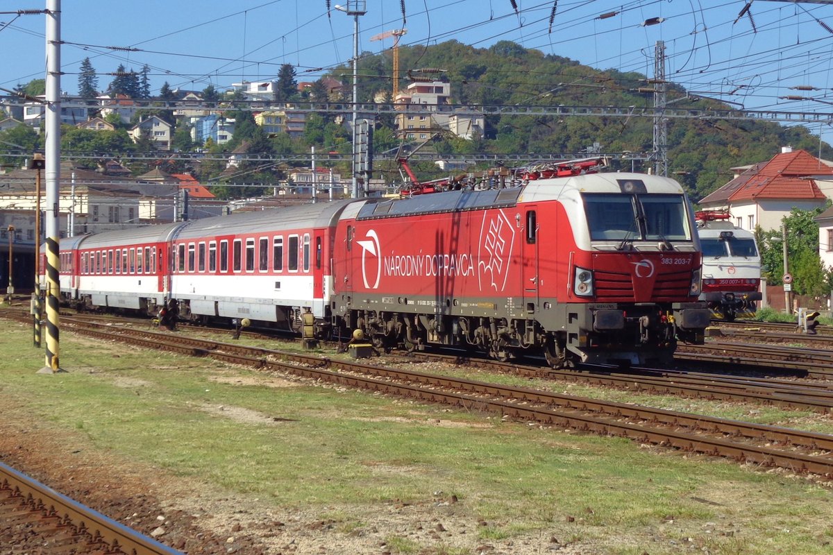 Noch mit Aufkleber für das Fernverkehr zieht ZSSK cargo 383 203 ein IC aus Bratislava hl.st. am 12 September 2018.