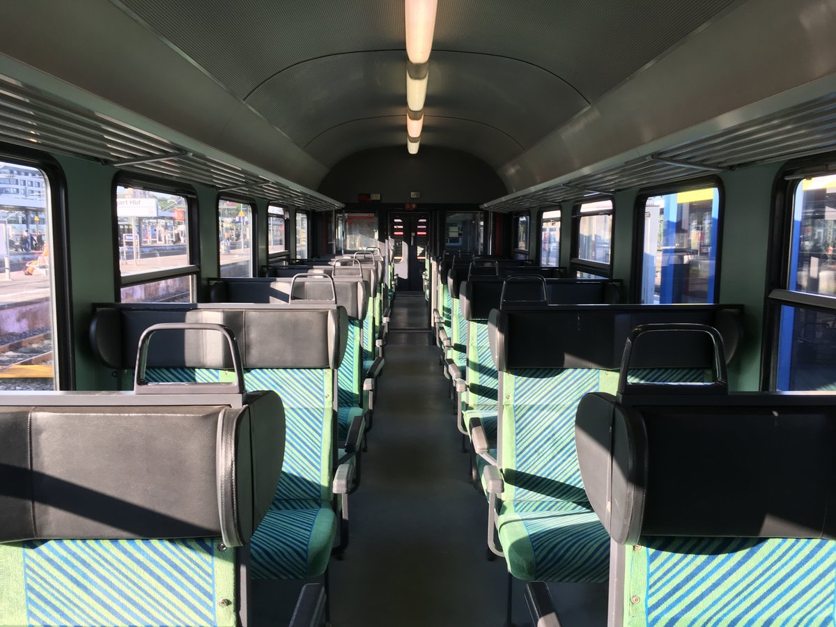 Noch die originale Inneneinrichtung besitzt der Stuttgarter 22-34 112 Bnrz 451.4.

Sein OFV Design ist so noch in der Region Stuttgart anzutreffen.

So gesehen am 05.05.17 im IRE Stuttgart - Tübingen.